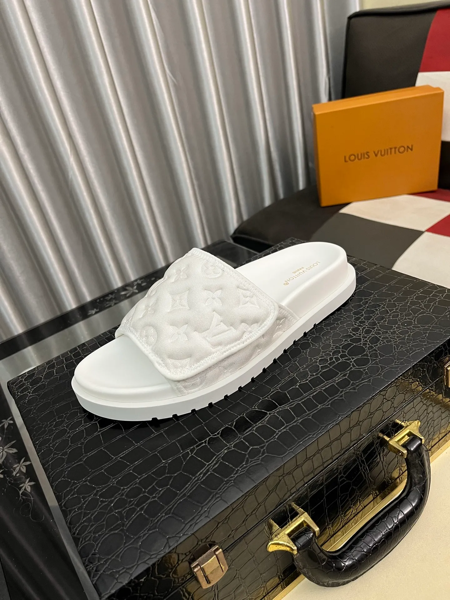 Men's men's shoes💰320⌚️⌚️[Louis Vuitton LV slippers] (high-end cowhide) counter 1:1 fashion style summer must-have! The designer used LV’s iconic outsole. The original simple slippers instantly become fashionable! The upper is made of flexible special cowhide leather straps alternately, and the workmanship is exquisite! A must-have for stylish men in summer, size 38-44